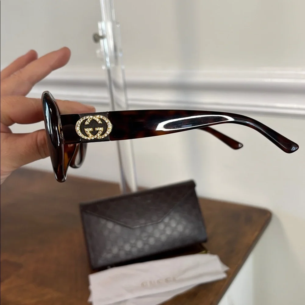 GUCCI SUNGLASSES FULL INCLUSION with Branded Case and dust cloth - Picture 3 of 16